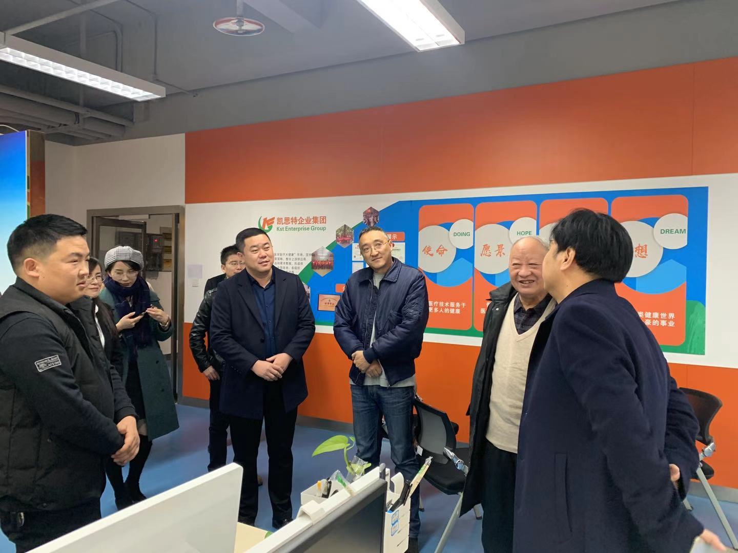 原陜西省衛(wèi)生廳副廳長(zhǎng)、保健學(xué)會(huì)會(huì)長(zhǎng)、一行人蒞臨陜西凱思特集團(tuán)指導(dǎo)！